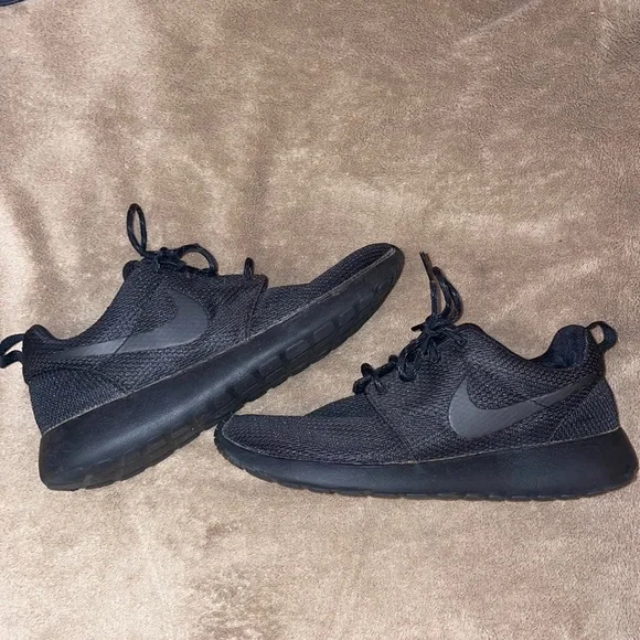 Black Nikes - Picture 1 of 5